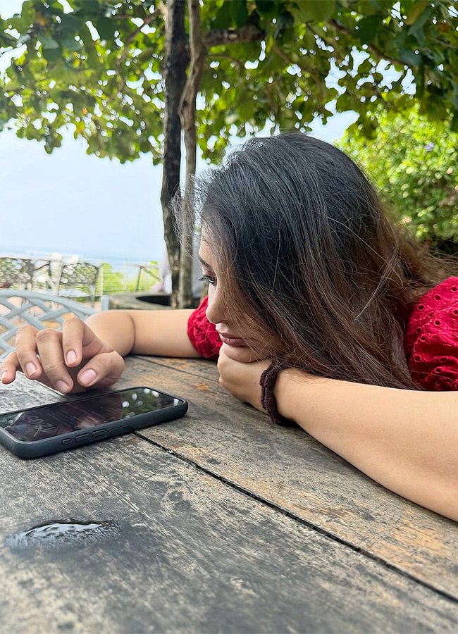 Kiran Abbavaram Family Tour Viral Photos Gose11