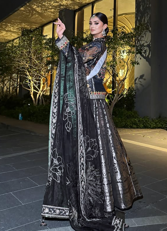 Miss India Manika Vishwakarma looks like a queen in a black lehenga..!2