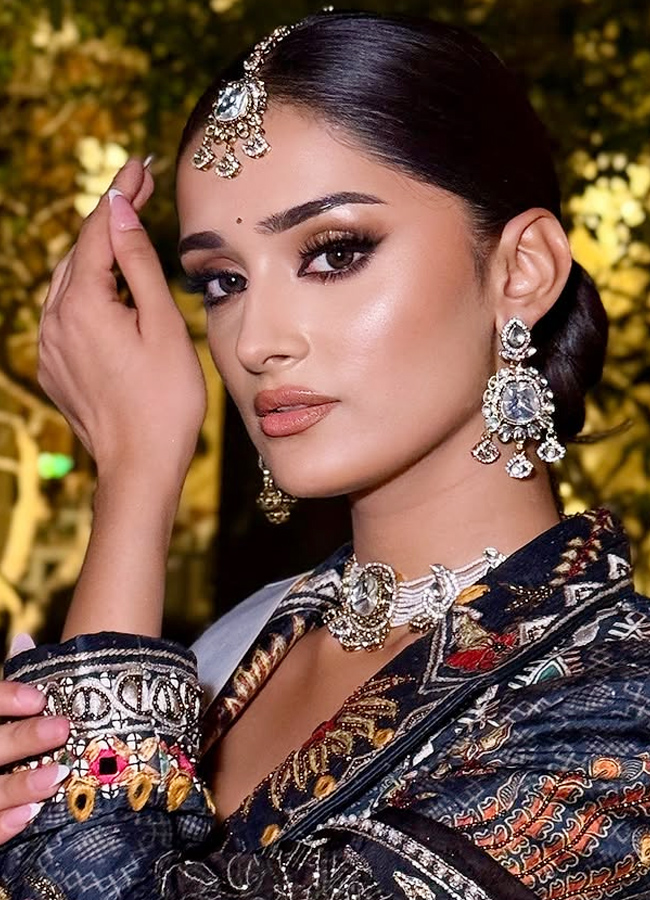 Miss India Manika Vishwakarma looks like a queen in a black lehenga..!11