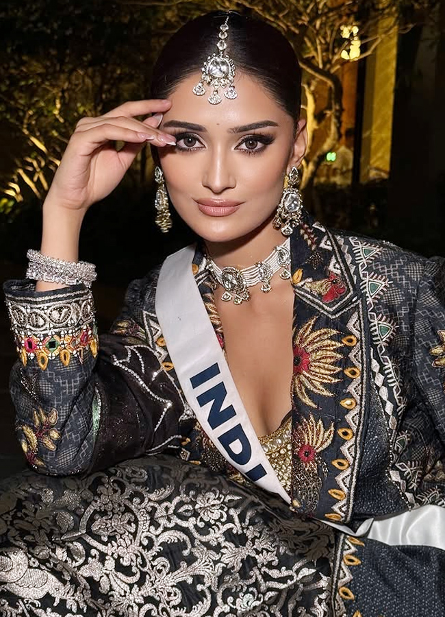 Miss India Manika Vishwakarma looks like a queen in a black lehenga..!12