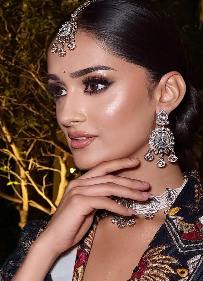 Miss India Manika Vishwakarma looks like a queen in a black lehenga..!14