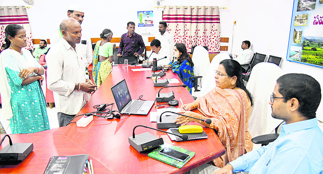 కలెక్టర్‌ లేకుంటే.. వాళ్లూ రారట!1