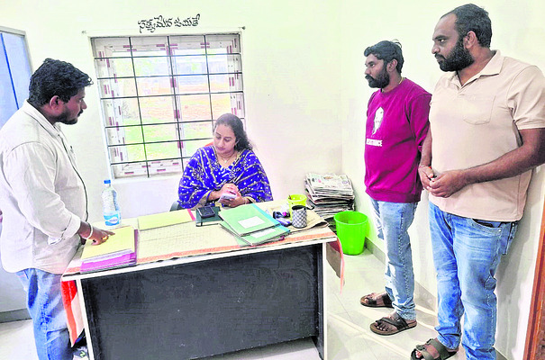 జిన్నింగ్‌ మిల్లులో  నిలిచిన పత్తి కొనుగోళ్లు1