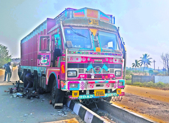 రోడ్డు ప్రమాదంలో యువకుడి మృతి1