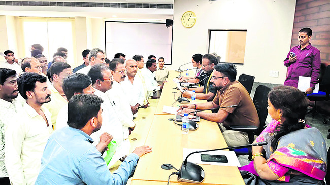 అర్జీలను వెంటనే పరిష్కరించాలి1