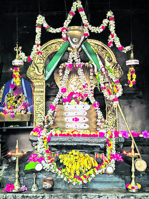 ప్రత్యేక అలంకరణలో  గణపేశ్వరుడు
1