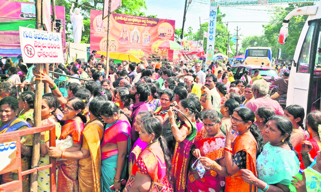 చివరి సోమవారం పోటెత్తిన భక్తులు1