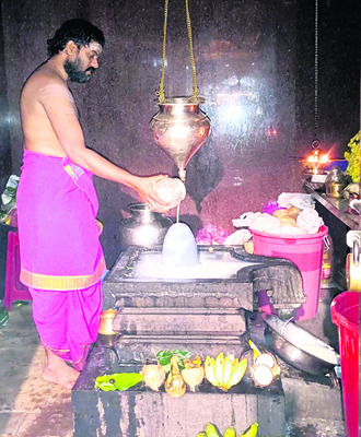 క్షేత్రపాలకుడి ఆలయంలో భక్త సంద్రం1