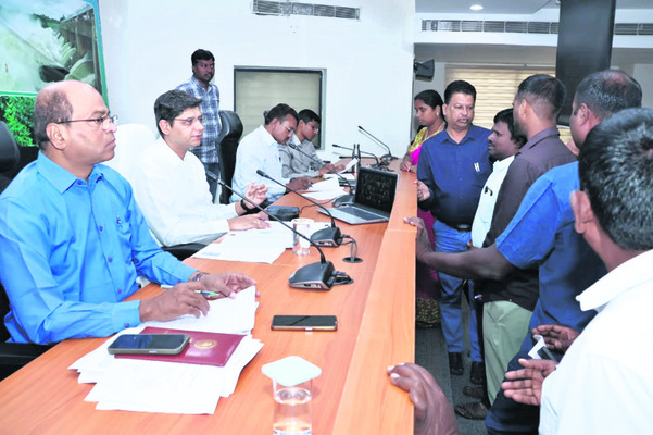 ఫిర్యాదులను వెంటనే పరిష్కరించాలి1