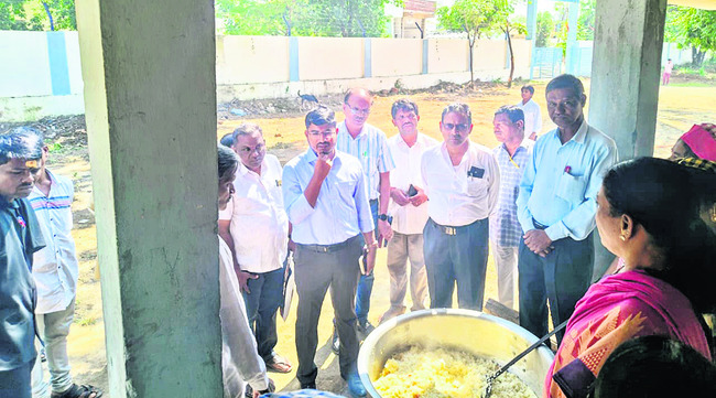 వందశాతంఫలితాలు సాధించాలి 
1