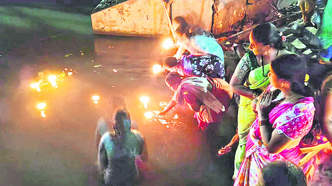 చివరి సోమవారం పోటెత్తిన భక్తులు2