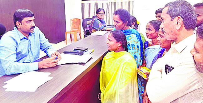 ప్రతి అర్జీకి ప్రాధాన్యం ఇవ్వాలి2