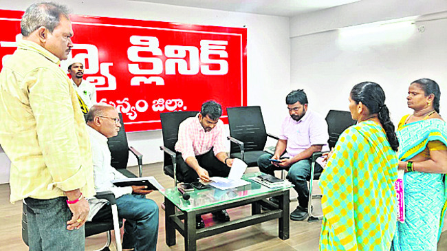 ప్రతి అర్జీకి ప్రాధాన్యం ఇవ్వాలి1