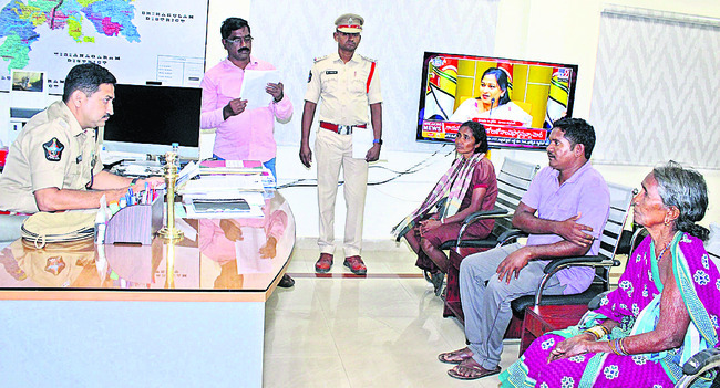 ప్రతి అర్జీకి ప్రాధాన్యం ఇవ్వాలి3