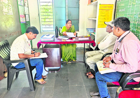 చాళుక్యుల దీపస్తంభానికి దీపారాధన
1