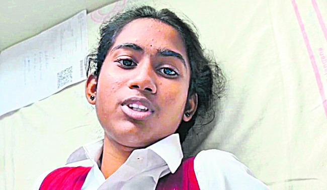 తరగతి గదిలో విద్యార్థినికి షాక్‌ 1