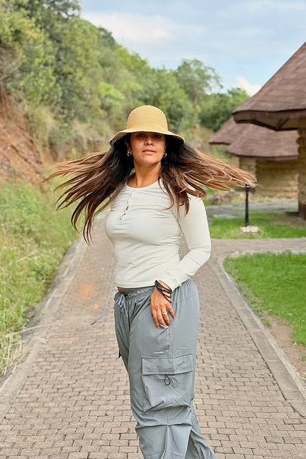 Anchor Anasuya family In Kenya Vacation Memories Photos2