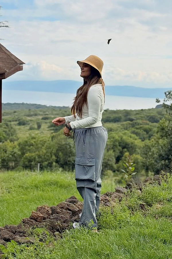 Anchor Anasuya family In Kenya Vacation Memories Photos4