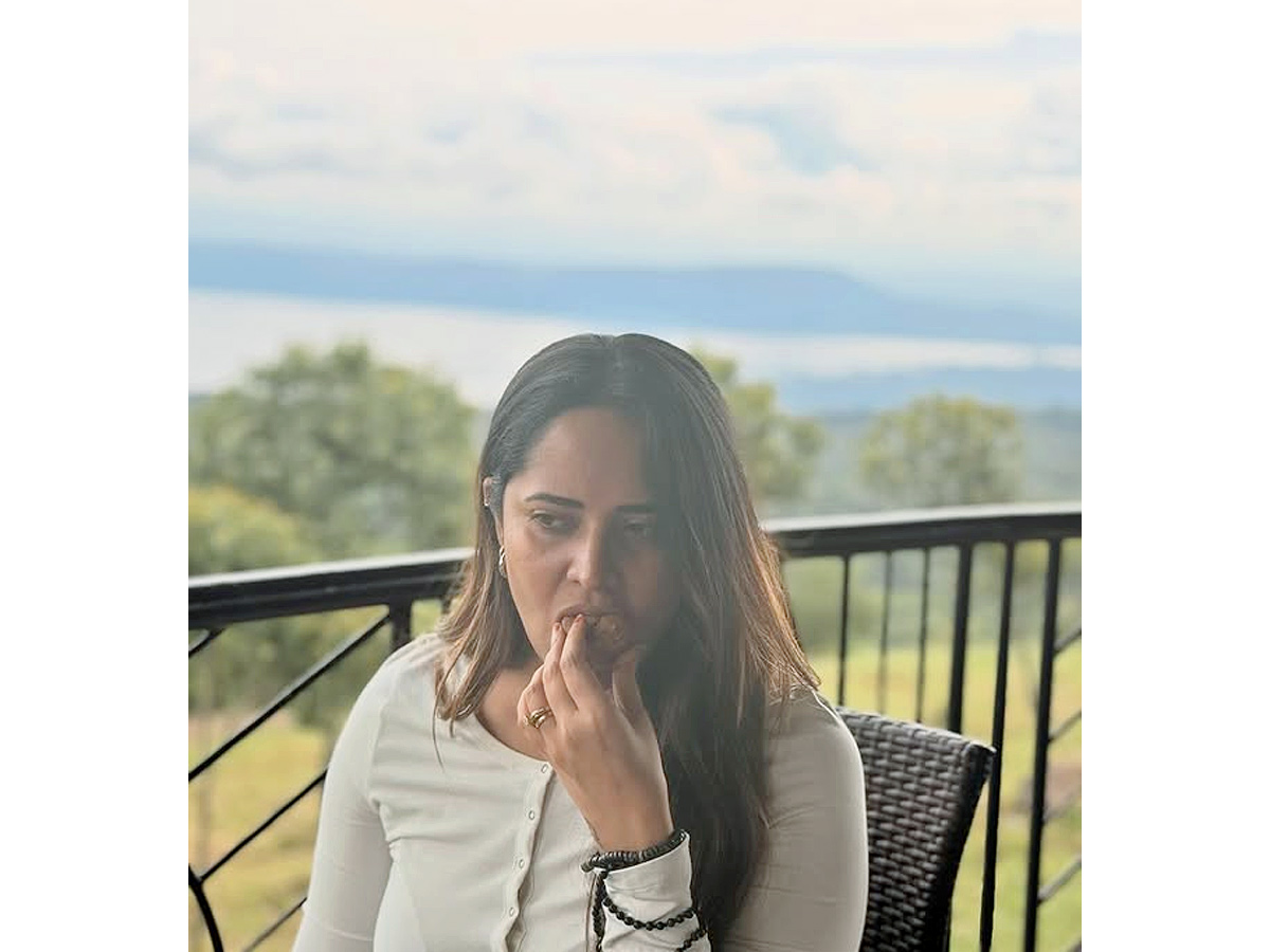 Anchor Anasuya family In Kenya Vacation Memories Photos6