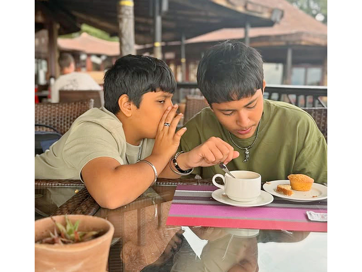 Anchor Anasuya family In Kenya Vacation Memories Photos7