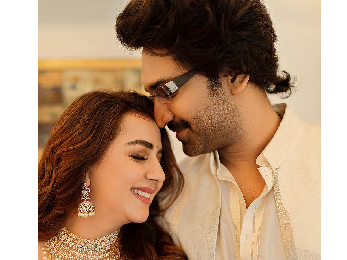 Nikki Galrani And Aadhi Cute Romantic Moments Photos6