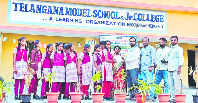 విద్యార్థులకు  బ్యాంకు ఖాతాలు 
1