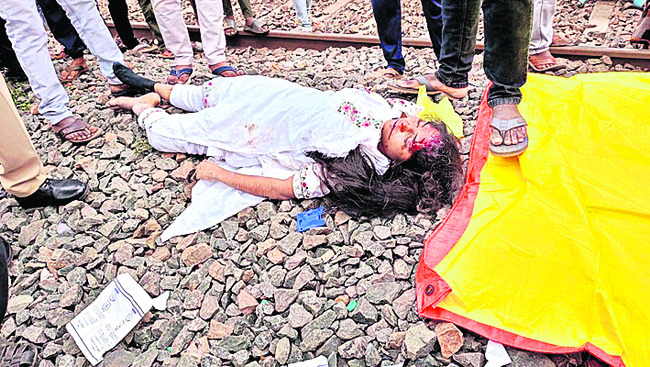 ట్రాక్‌ దాటుతుండగా..1