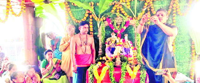 వైభవంగా శివపార్వతుల కల్యాణం
1