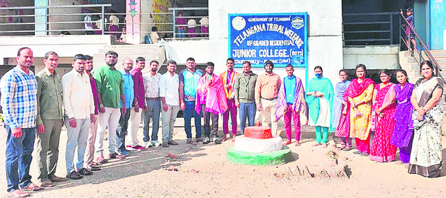 విద్యార్థులకు  బ్యాంకు ఖాతాలు 
2