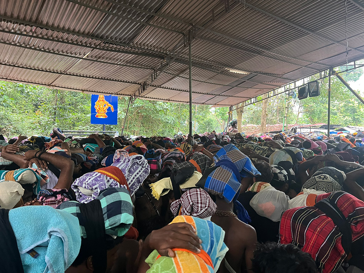 Rush of People to offer Prayers at the Sabarimala Temple10