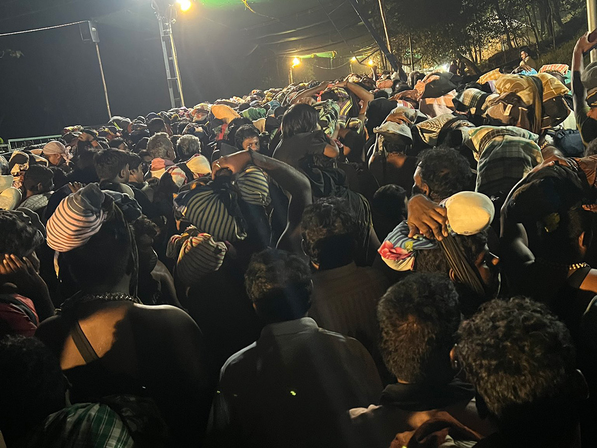 Rush of People to offer Prayers at the Sabarimala Temple11