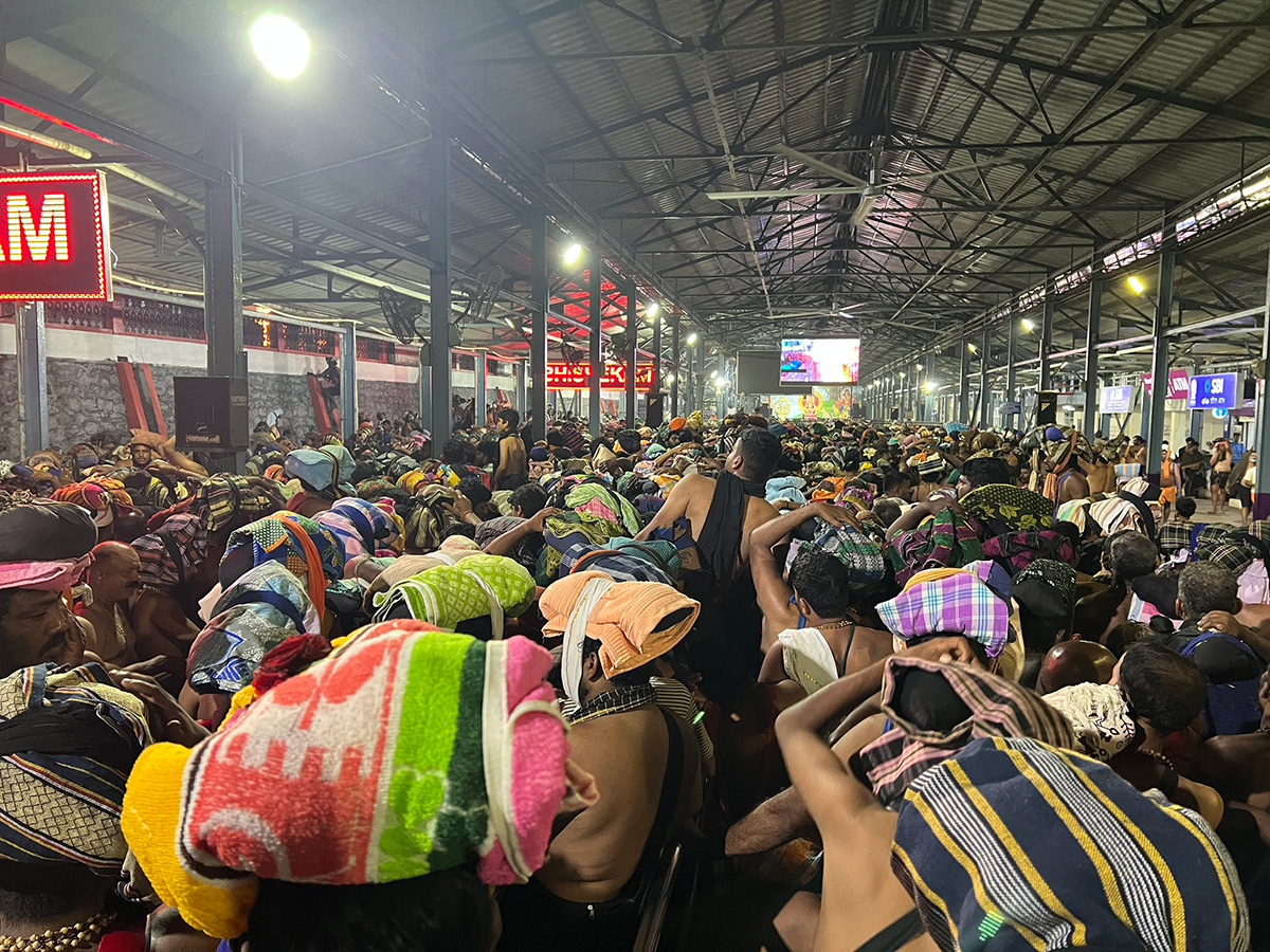 Rush of People to offer Prayers at the Sabarimala Temple12