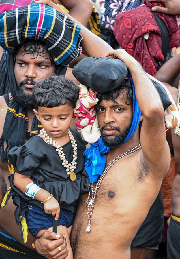 Rush of People to offer Prayers at the Sabarimala Temple13