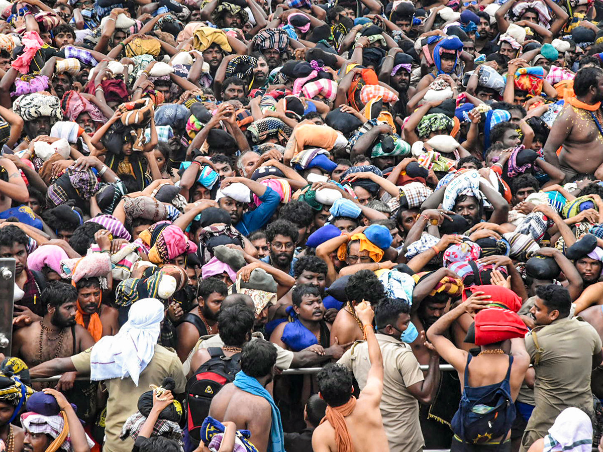 Rush of People to offer Prayers at the Sabarimala Temple14