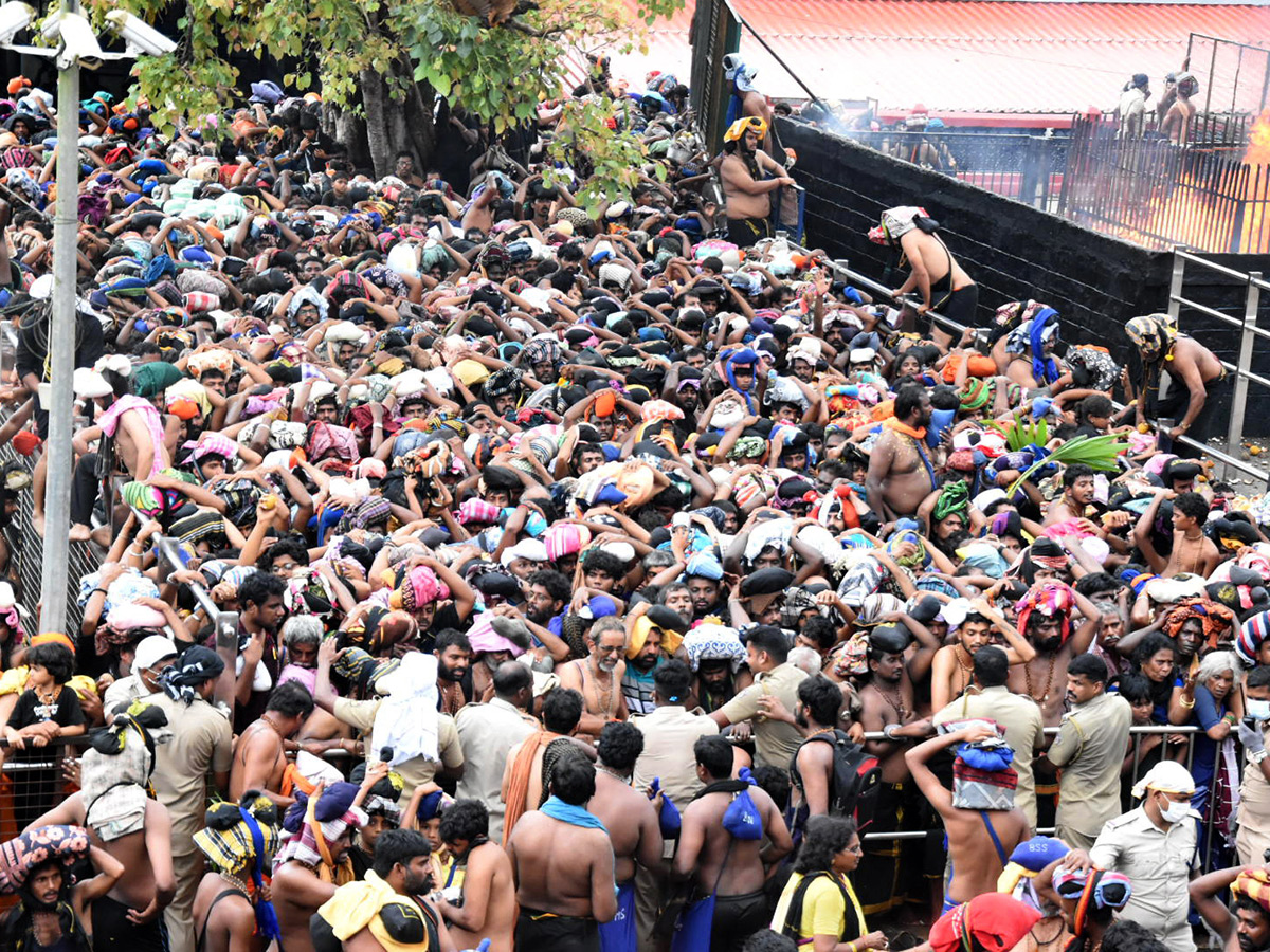 Rush of People to offer Prayers at the Sabarimala Temple15