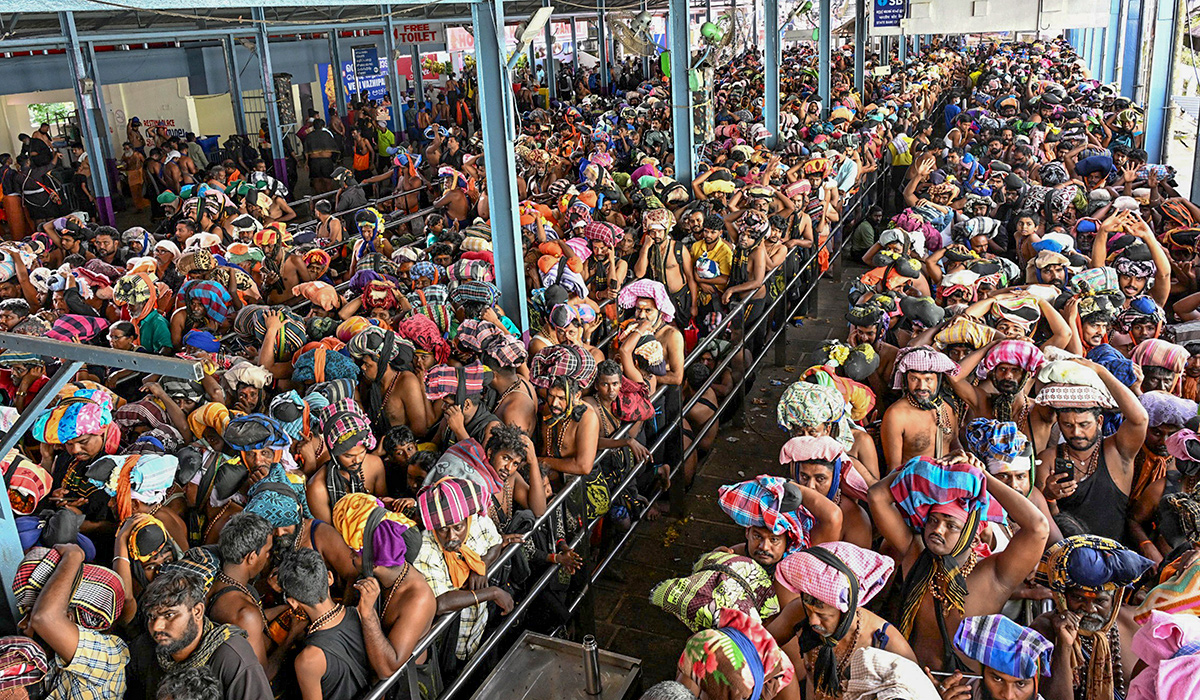 Rush of People to offer Prayers at the Sabarimala Temple2