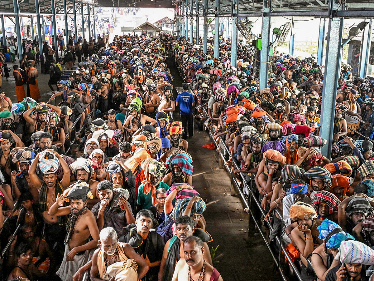 Rush of People to offer Prayers at the Sabarimala Temple4