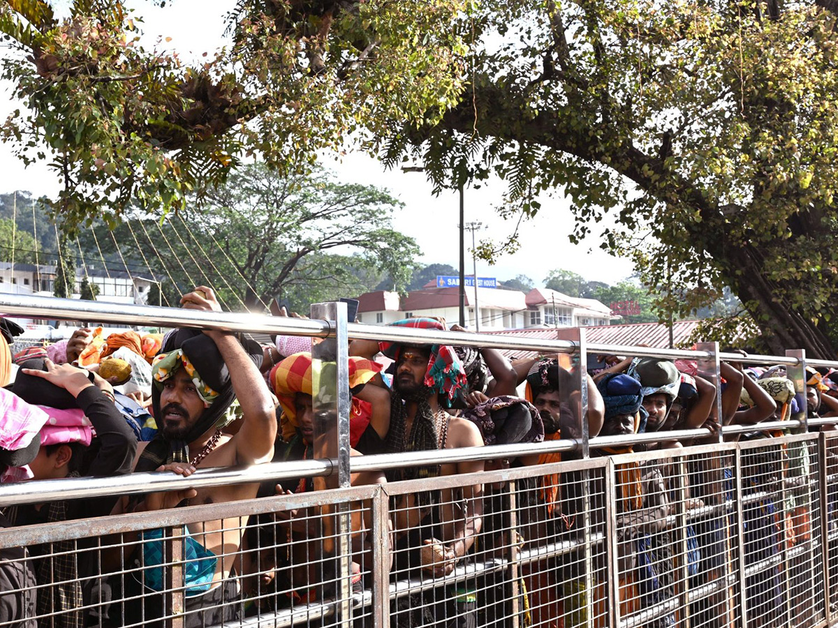 Rush of People to offer Prayers at the Sabarimala Temple5