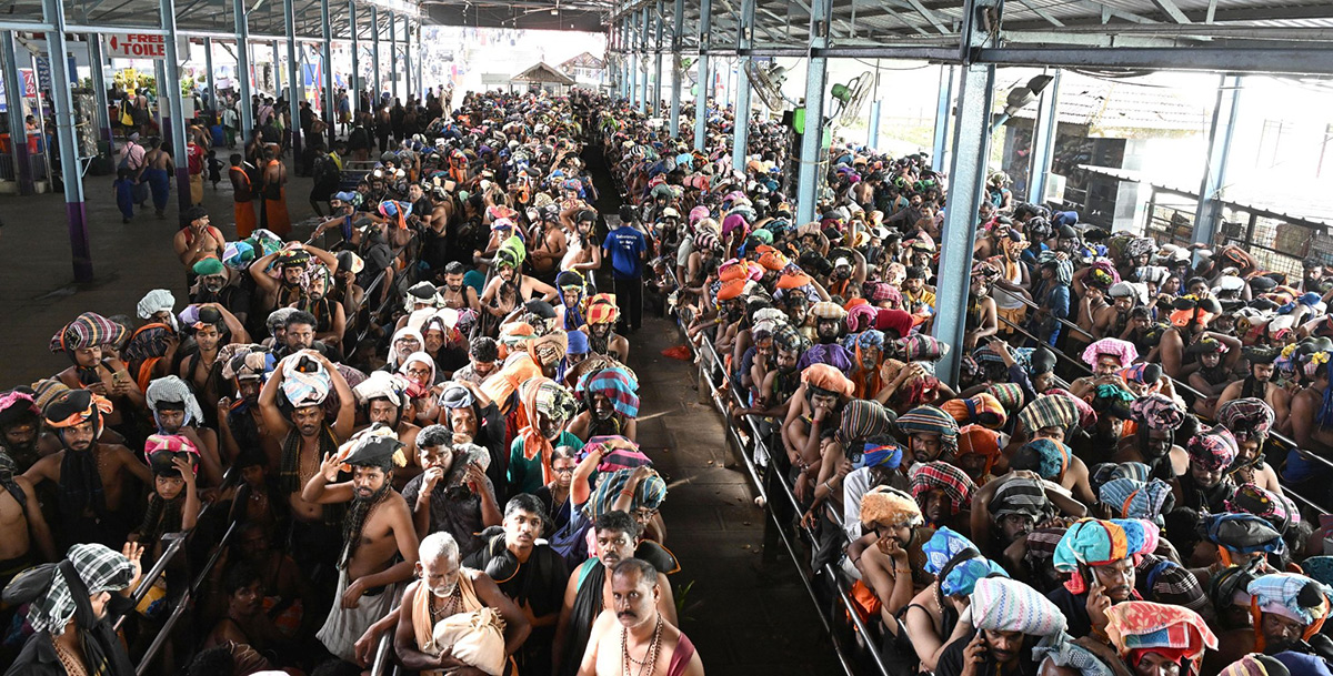 Rush of People to offer Prayers at the Sabarimala Temple6