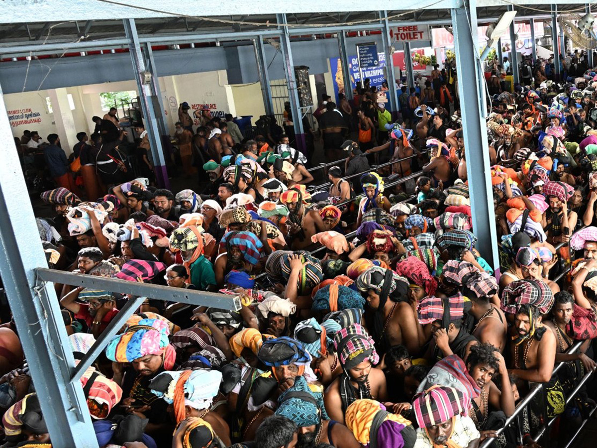 Rush of People to offer Prayers at the Sabarimala Temple7