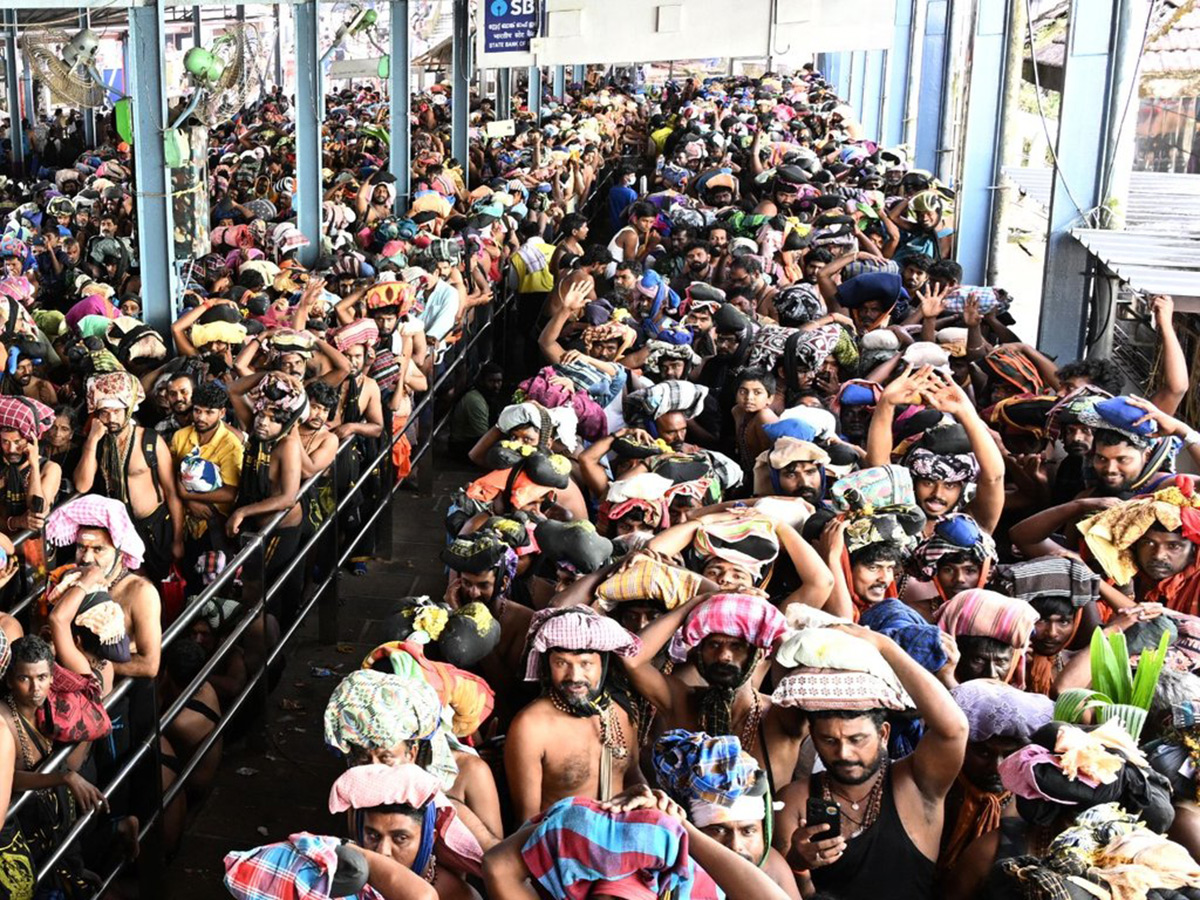 Rush of People to offer Prayers at the Sabarimala Temple8