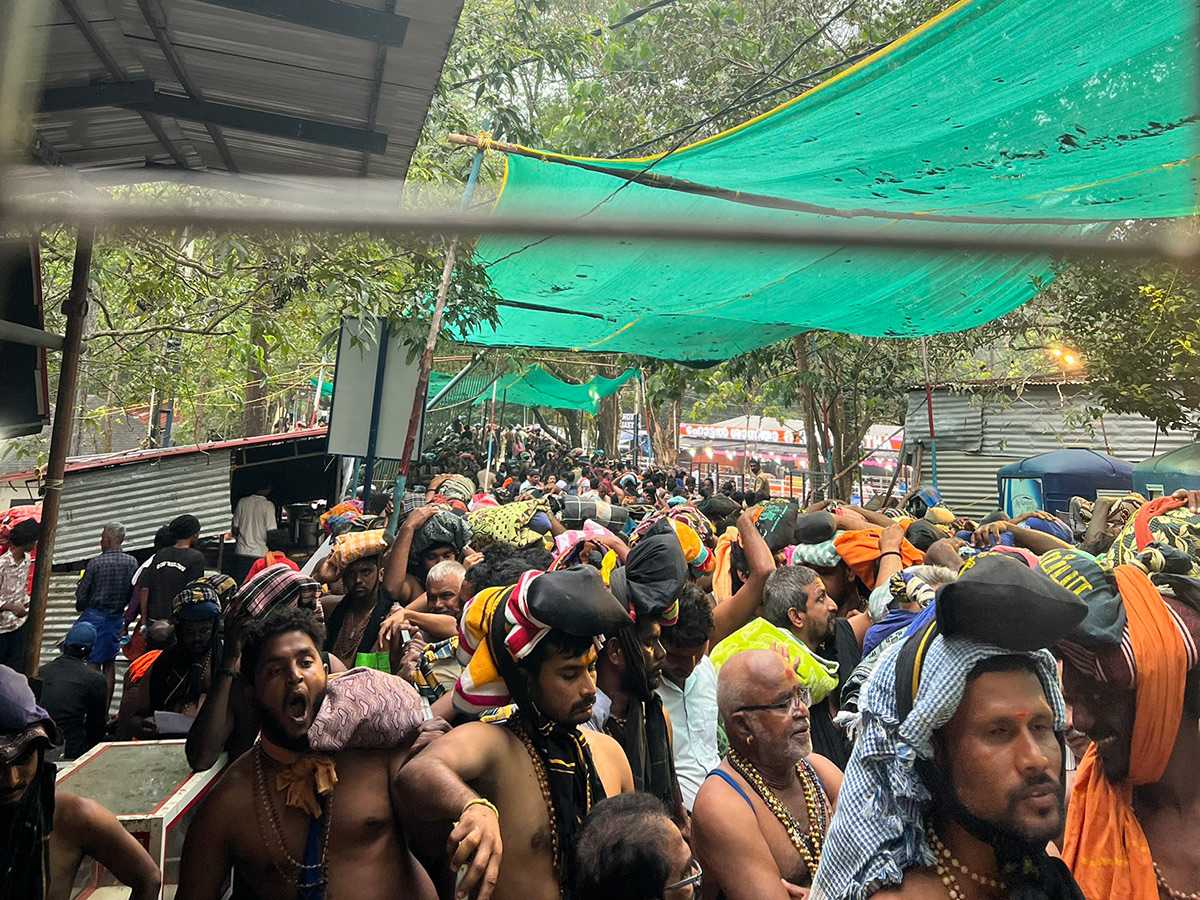 Rush of People to offer Prayers at the Sabarimala Temple9