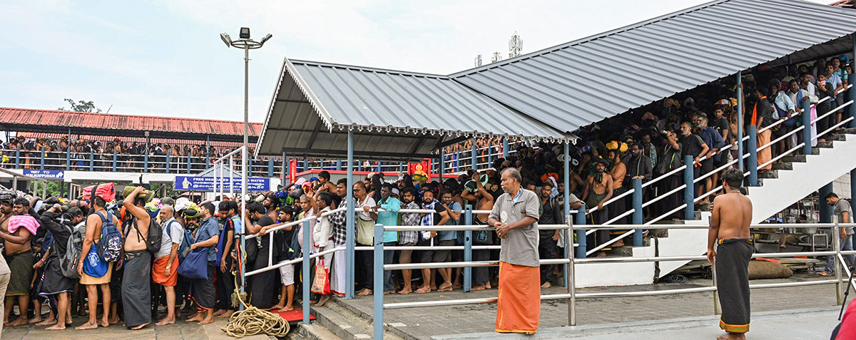 Rush of People to offer Prayers at the Sabarimala Temple16
