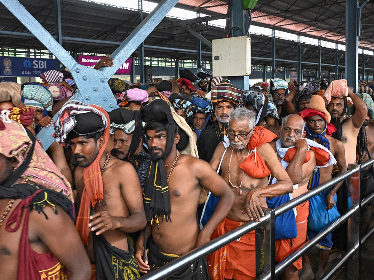 Rush of People to offer Prayers at the Sabarimala Temple17