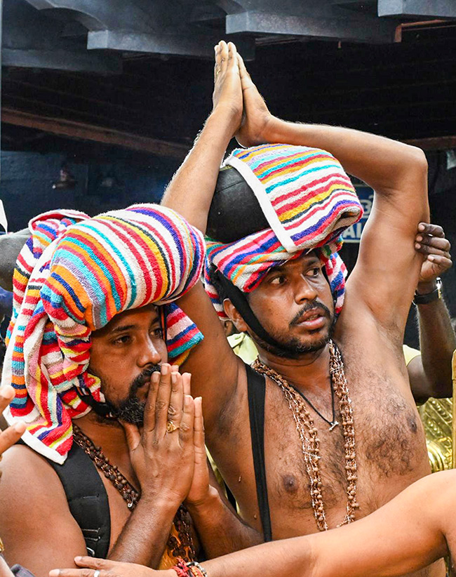 Rush of People to offer Prayers at the Sabarimala Temple18