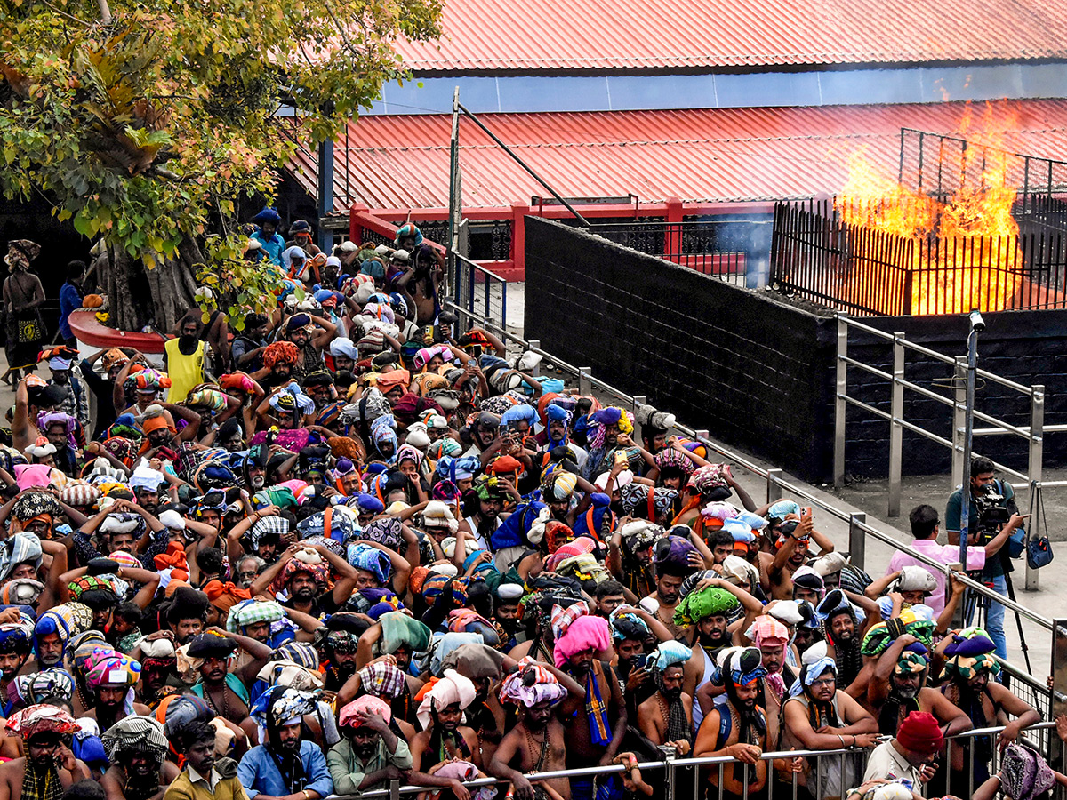 Rush of People to offer Prayers at the Sabarimala Temple19