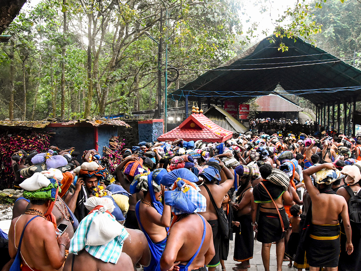 Rush of People to offer Prayers at the Sabarimala Temple20