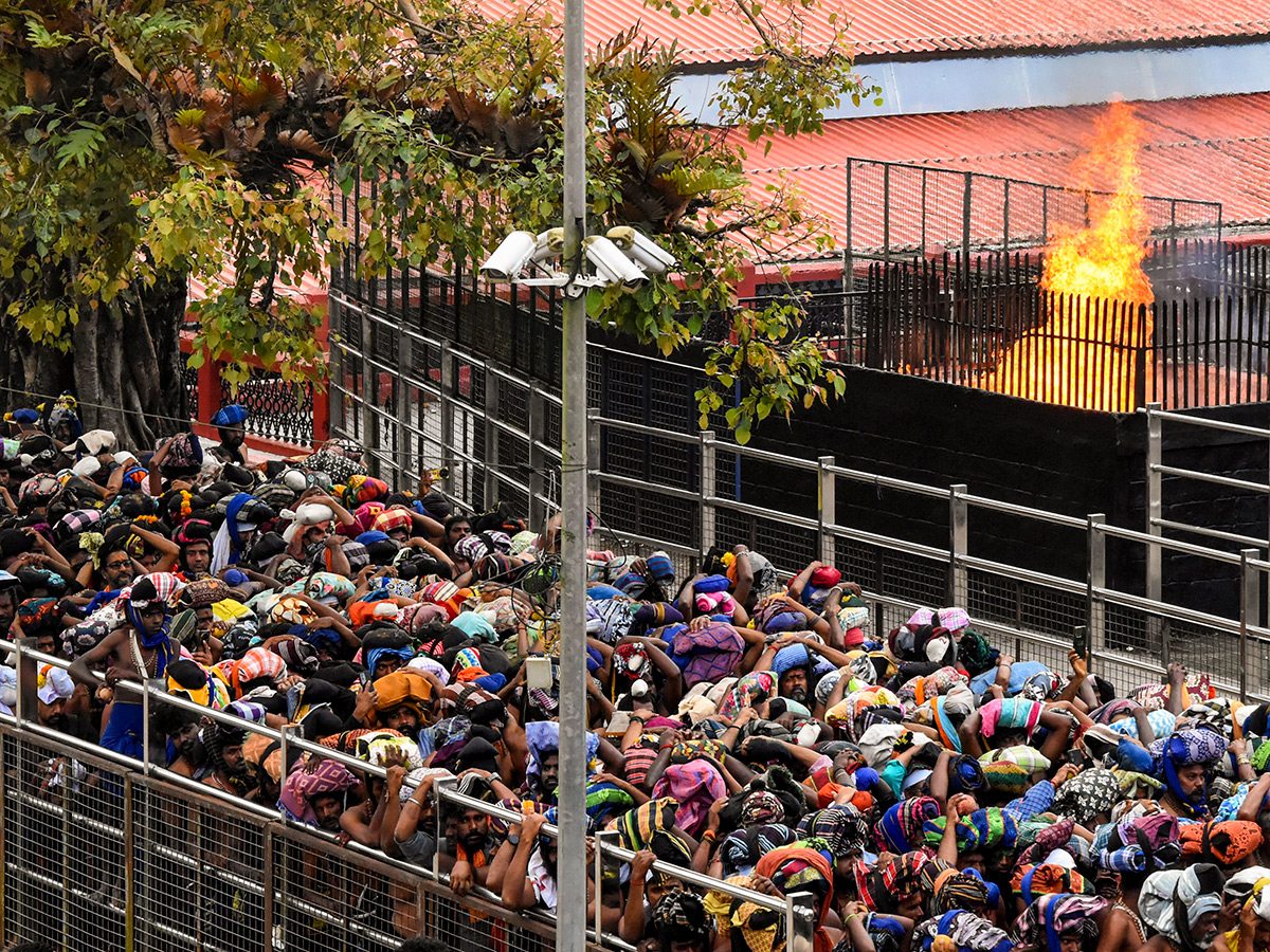 Rush of People to offer Prayers at the Sabarimala Temple21