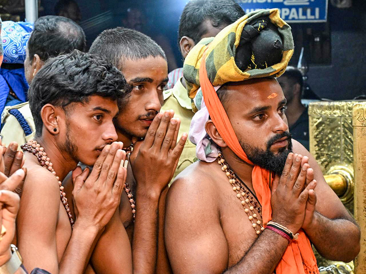 Rush of People to offer Prayers at the Sabarimala Temple22