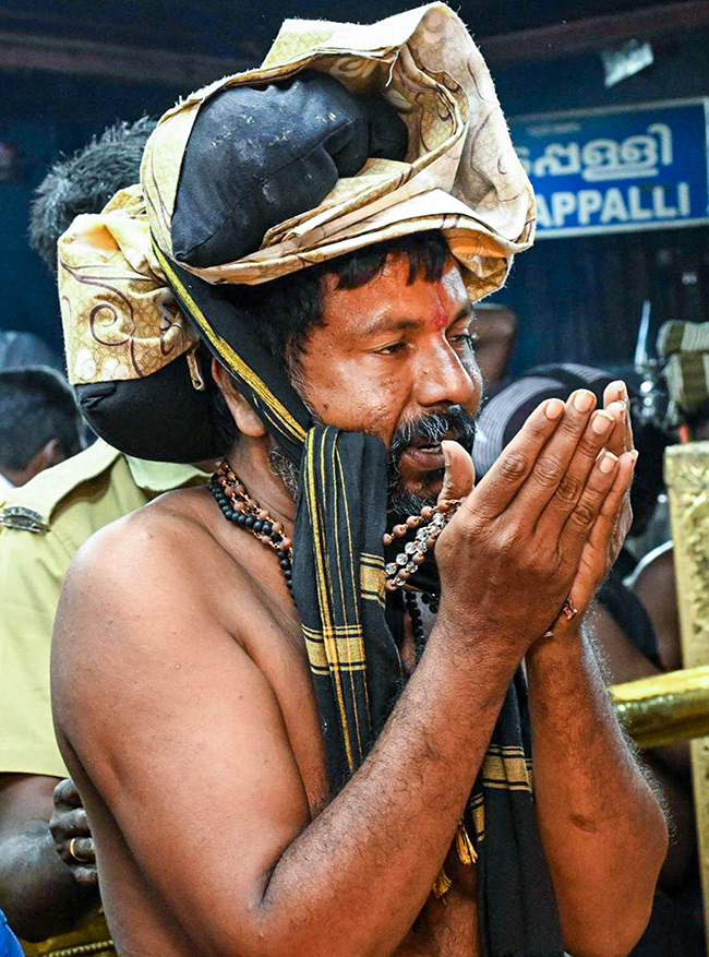 Rush of People to offer Prayers at the Sabarimala Temple23